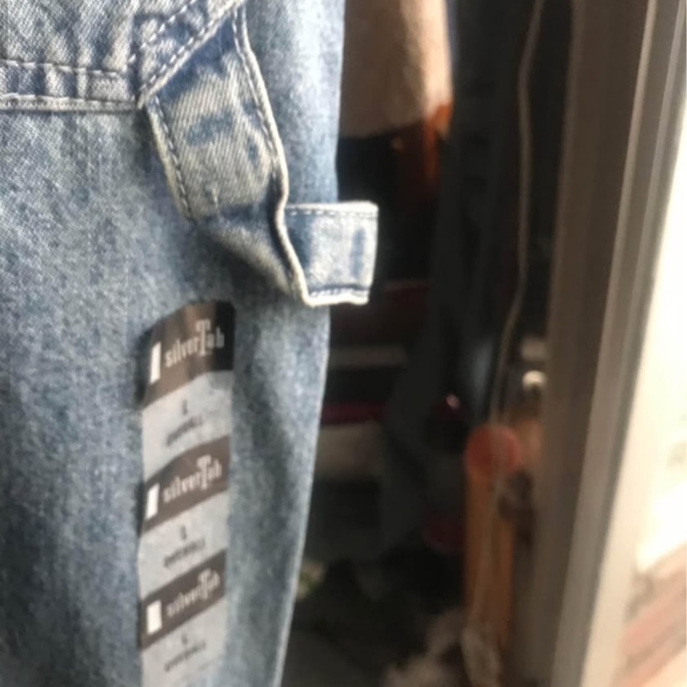 Silver tab overalls 
Levi’s large 
up to 44” to 46” waist
inseam 30”
Unisex
NWT - Picture 7 of 10